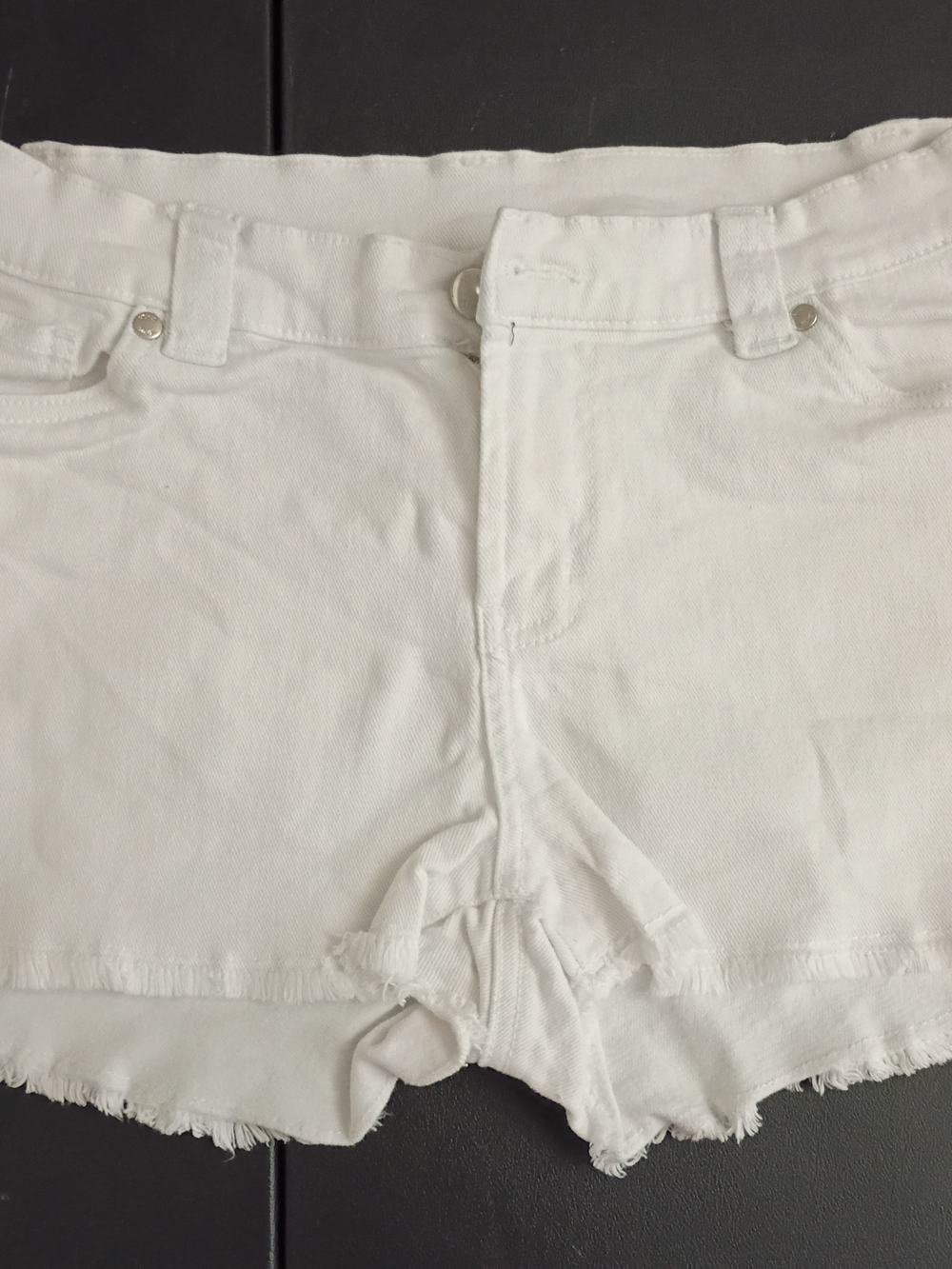 VENUS Women's Frayed Raw-Hem White Denim Shorts – Size 8